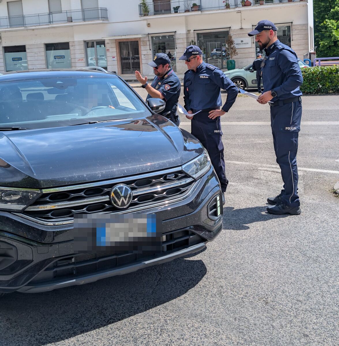 policjant podczas służby rozmawia z kierowcą