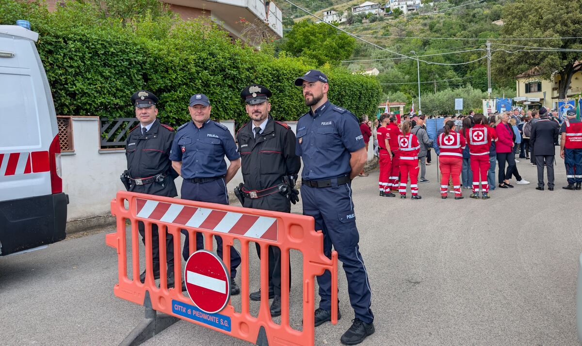 policjant podczas służby z włoskimi policjantami