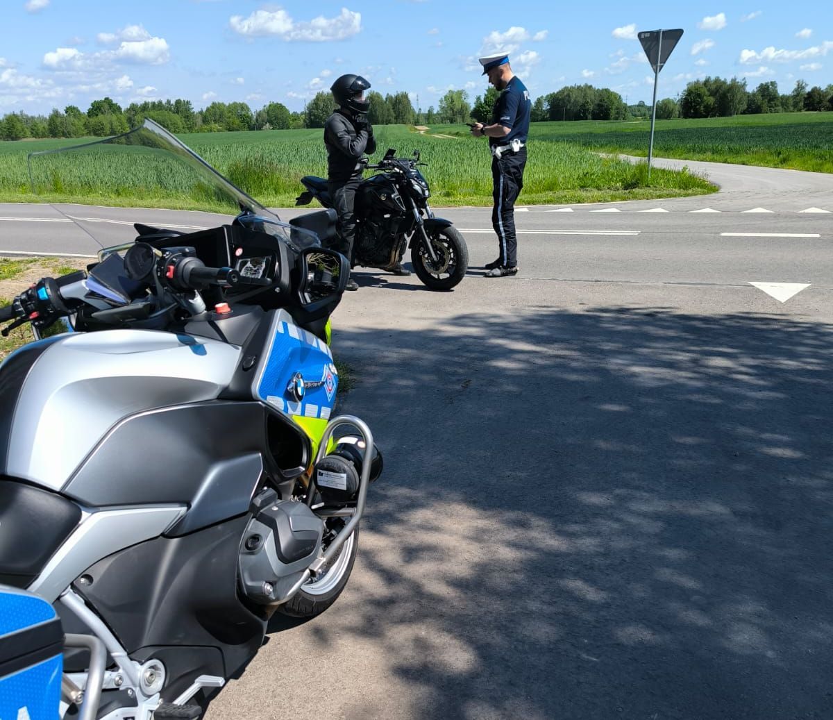 policjant kontroluje motocyklistę