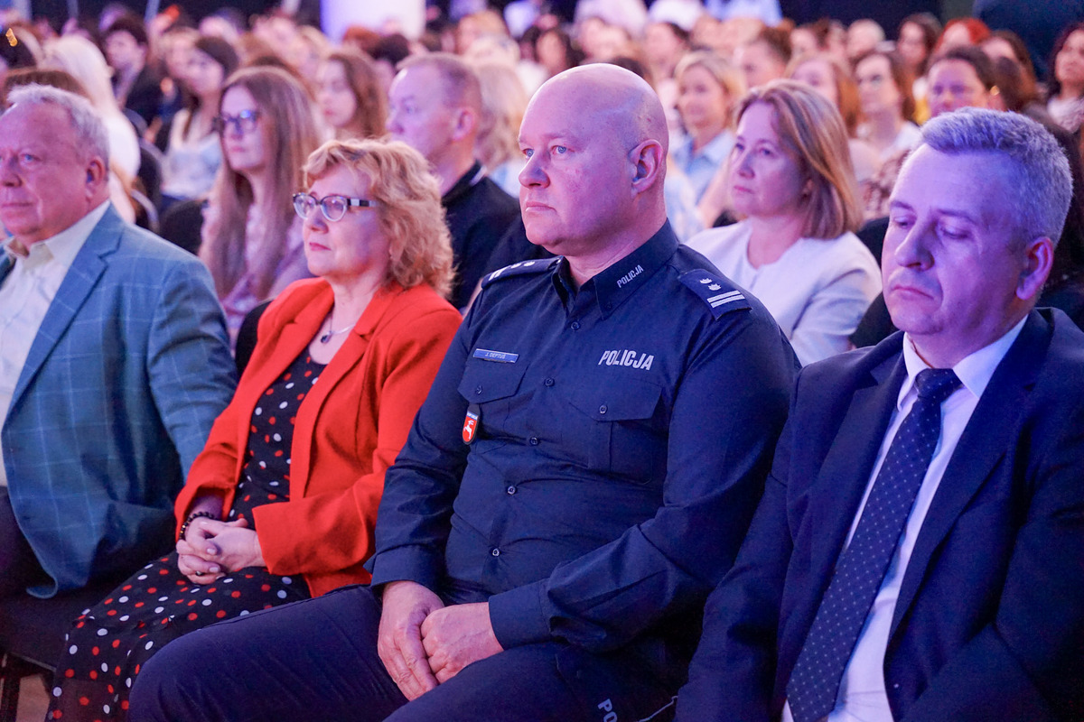 Zastępca Komendanta Wojewódzkiego Policji w Lublinie młodszy inspektor Jacek Deptuś na widowni wśród zaproszonych gości