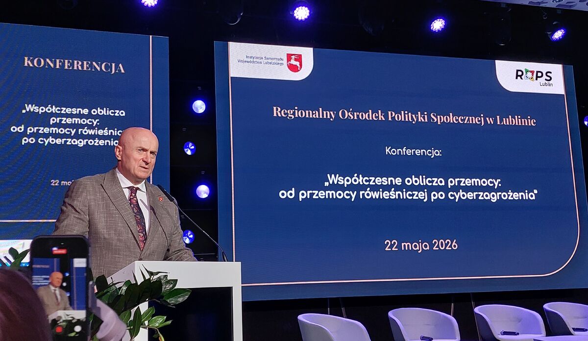 Marszałek Województwa Lubelskiego Jarosław Stawiarski na scenie przemawia do publiczności