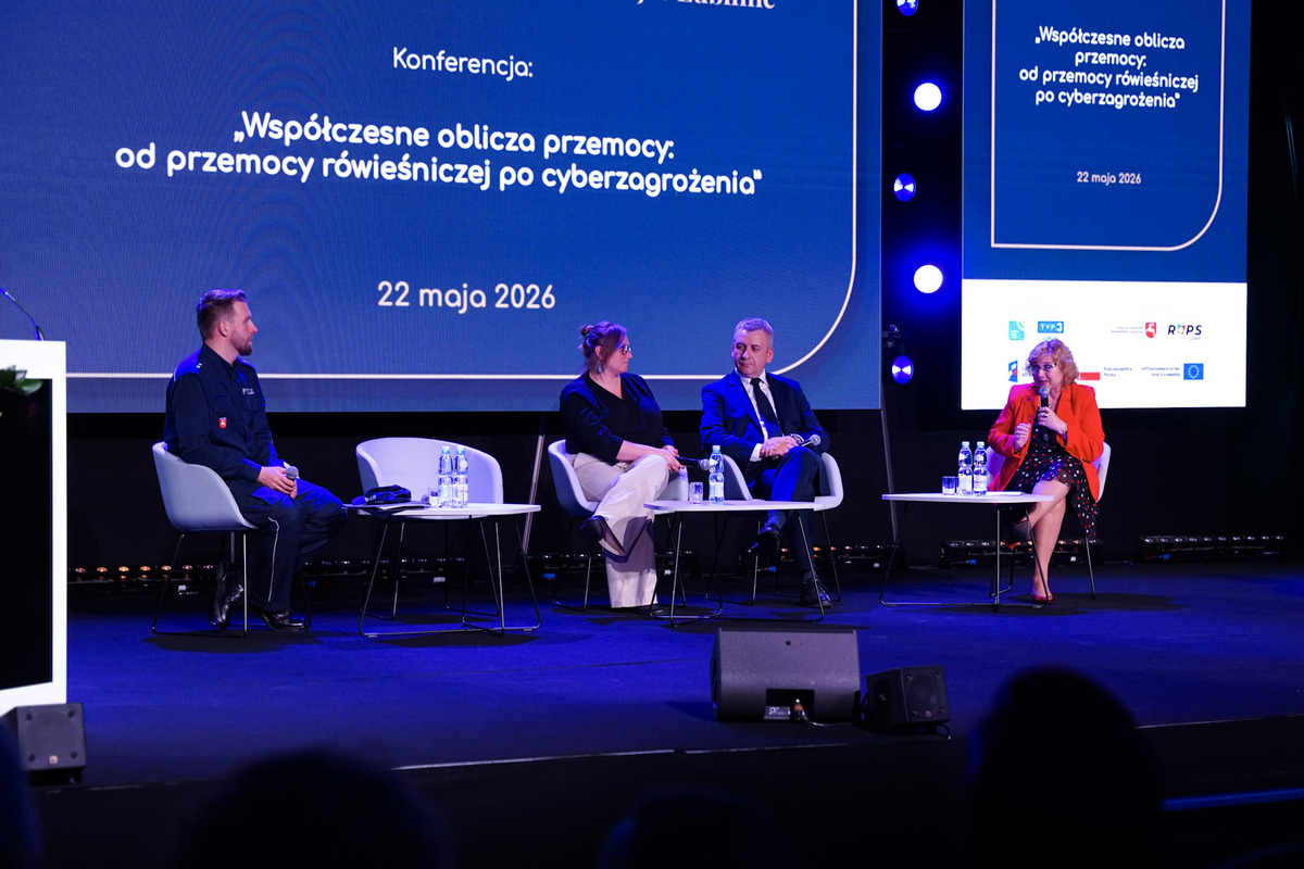 prelegenci na scenie prowadzą dyskusję