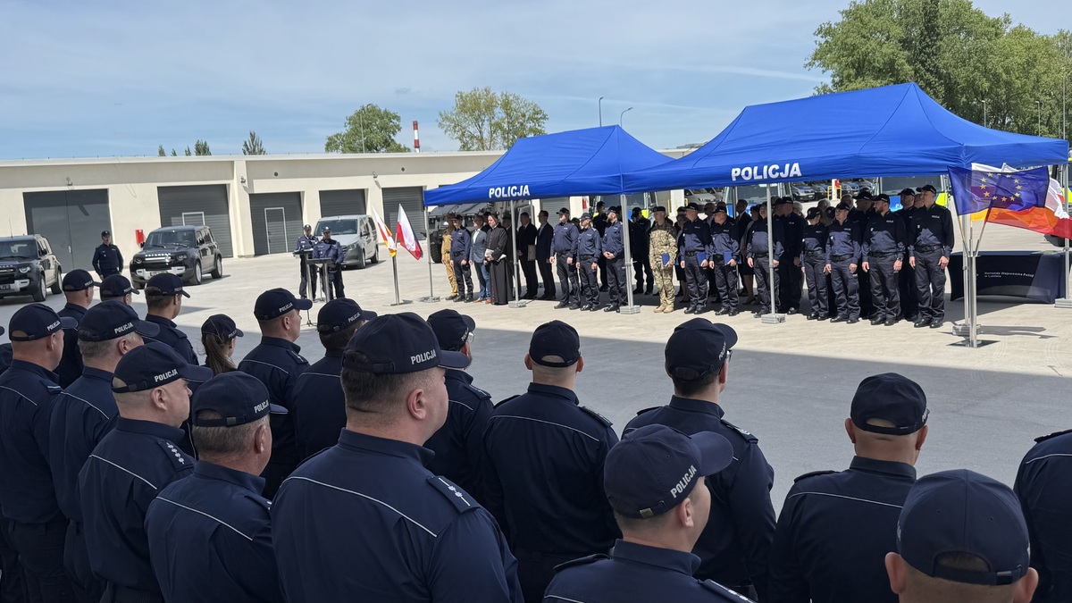 Zastępca Komendanta Głównego Policji nadinsp. dr Rafała Kochańczyka podczas przemowy, po prawej stronie pod namiotem z napisem policja stoją zaproszeni goście
