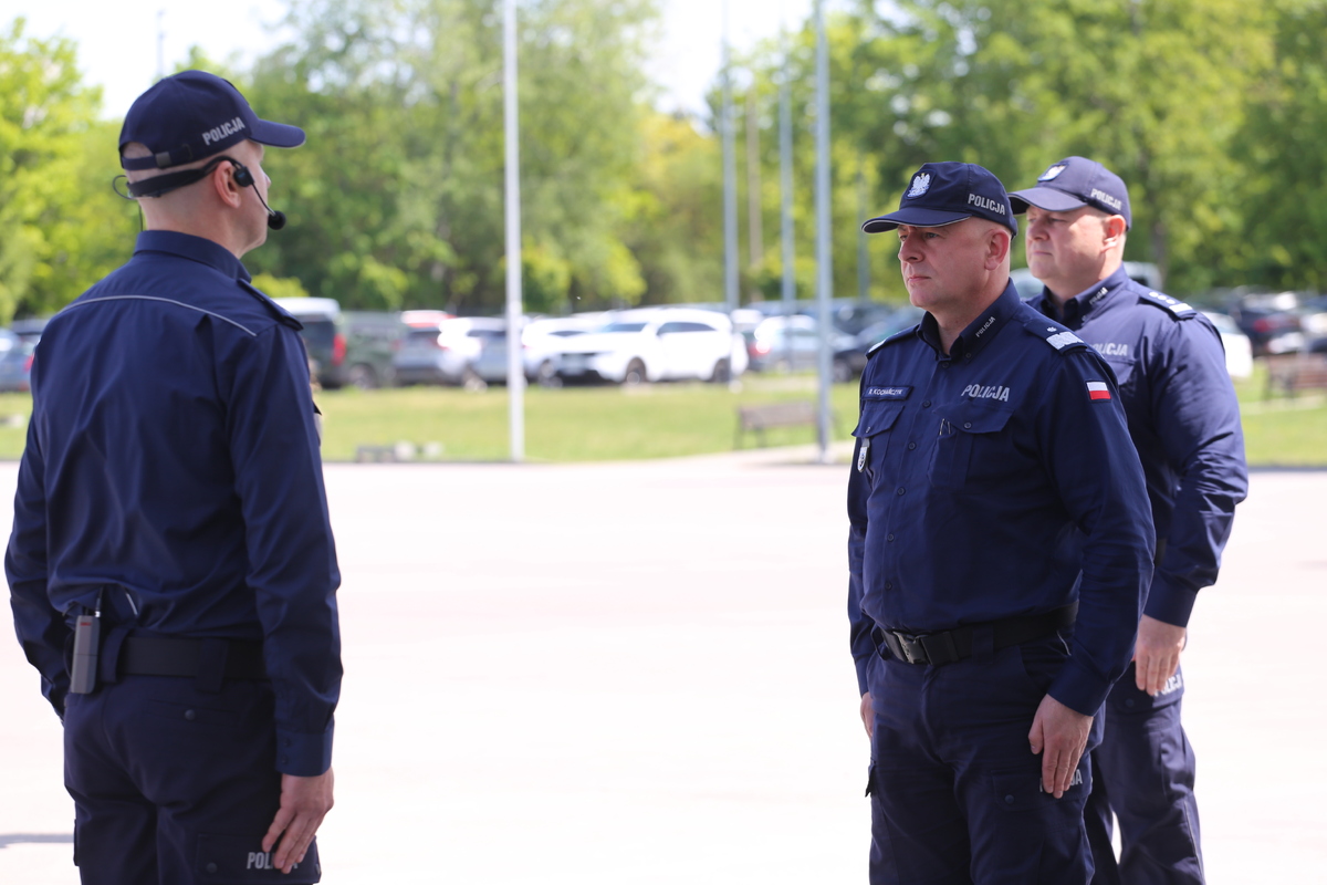 dowódca uroczystości składa meldunek Zastępcy Komendanta Głównego Policji nadinsp. dr Rafałowi Kochańczykowi, w tla znajduje się Komendant Wojewódzki Policji w Lublinie insp. Tomasz Gil
