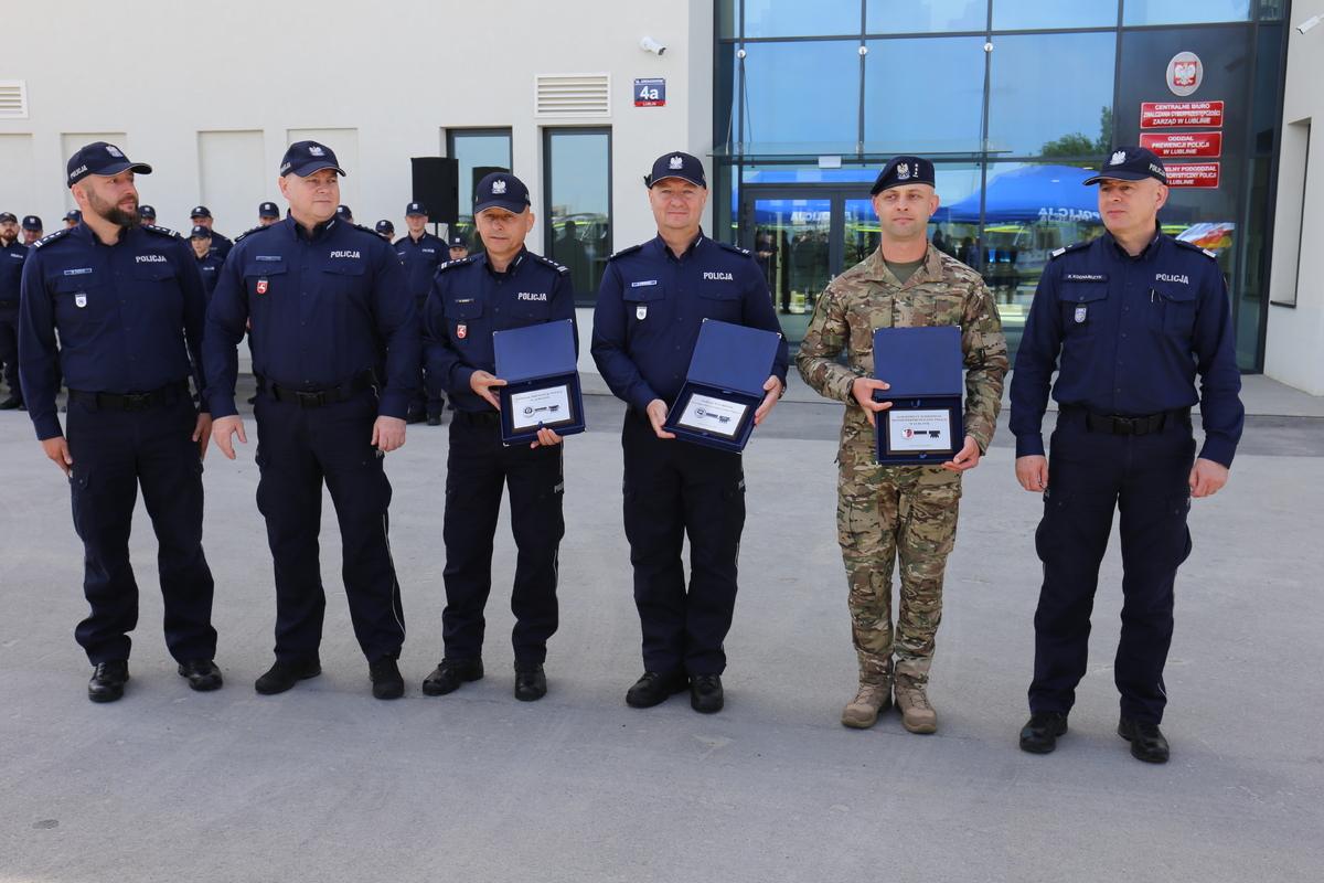 Zastępca Komendanta Centralnego Biura Zwalczania Cyberprzestępczości insp. Michała Pudło, Komendant Wojewódzki Policji w Lublinie insp. Tomasz Gil, Dowódca Oddziału Prewencji Policji  w Lublinie insp. Roman Leszcz, Naczelnik Zarządu w Lublinie Centralnego Biura Zwalczania Cyberprzestępczości podinsp. Mariusz Pomorski, Dowódca Samodzielnego  Pododdziału Kontrterrorystycznego Policji w Lublinie kom. Grzegorz Wilk, Zastępca Komendanta Głównego Policji nadinsp. dr Rafał Kochańczyk