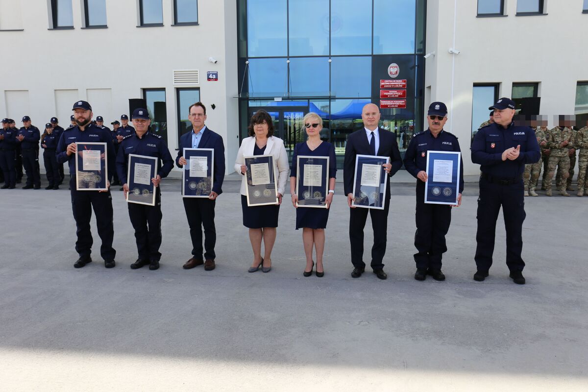 I Zastępca Komendanta Wojewódzkiego Policji w Lublinie insp. Andrzej Mioduna nadzorujący pion logistyki, Pan Włodzimierz Pietroń – były Zastępca Komendanta Wojewódzkiego Policji w Lublinie, a także szefowie komórek KWP w Lublinie: Pani Renata Majkut – Naczelnik Wydziału Inwestycji i Remontów, Pani Renata Gienc- Romanek - Główny Specjalista Zespołu ds. Inwentaryzacji, Pan Dorian Olszewski- Naczelnik Wydziału Zaopatrzenia oraz mł. insp. Jarosław Kostek Naczelnik Wydziału Łączności i Informatyki oraz  Zastępca Komendanta Centralnego Biura Zwalczania Cyberprzestępczości insp. Michał Pudło z pamiątkowymi ryngrafami