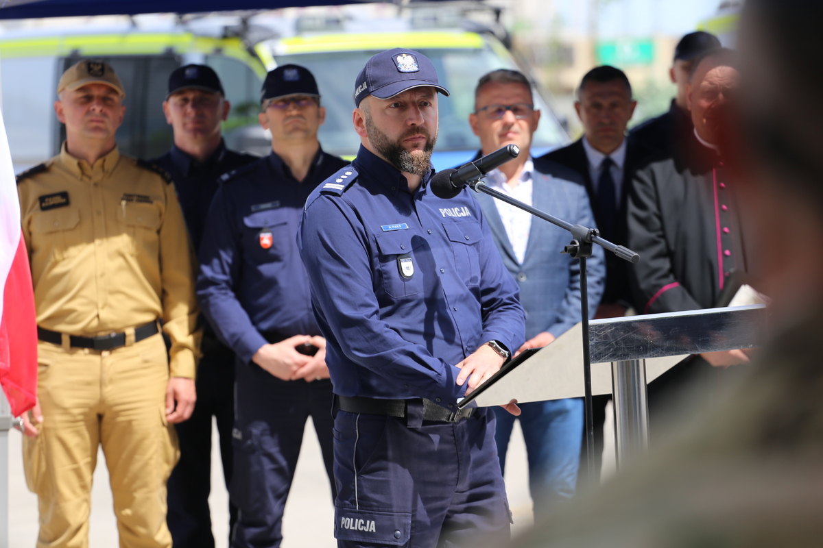  Aktualności Nowa siedziba lubelskich kontrterrorystyów, Oddziału Prewencji Policji oraz CBZC już otwarta! Data publikacji 25.05.2026 Powrót Drukuj  Dziś odbyło się otwarcie nowej siedziby Oddziału Prewencji Policji w Lublinie, Samodzielnego Pododdziału Kontrterrorystycznego Policji w Lublinie oraz Zarządu w Lublinie Centralnego Biura Zwalczania Cyberprzestępczości. Poprzez przekazanie symbolicznych kluczy oficjalnie oddano do użytku liczący blisko 9 tys. m2 pięciopiętrowy kompleks stając się jednym z najnowocześniejszych policyjnych obiektów w kraju. W otwarciu tej inwestycji uczestniczyli przedstawiciele kierownictwa Komendy Głównej Policji, Komendy Wojewódzkiej Policji w Lublinie i Centralnego Biura Zwalczania Cyberprzestępczości.  Gospodarzem dzisiejszej uroczystości był Komendant Wojewódzki Policji w Lublinie insp. Tomasz Gil. Zbiórkę zaszczycili swoją obecnością: nadinsp. dr Rafał Kochańczyk Zastępca Komendanta Głównego Policji, insp. Michał Pudło Zastępca Komendanta Centralnego Biura Zwalczania Cyberprzestępczości, Pan Jarosław Kwasek Członek Zarządu Województwa Lubelskiego, mł. insp. Ireneusz Matysek Naczelnik Zarządu w Lublinie Centralnego Biura Śledczego Policji, Pan Dariusz Działo Dyrektor Wydziału Bezpieczeństwa i Zarządzania Kryzysowego Lubelskiego Urzędu Wojewódzkiego w Lublinie, Pan Mirosław Sokal Dyrektor Wydziału Bezpieczeństwa Mieszkańców i Zarządzania Kryzysowego Urzędu Miasta Lublin, Pan Paweł Banach Zastępca Prokuratora Regionalnego w Lublinie, Pana Mirosław Molin Zastępca Prokuratora Okręgowego w Lublinie, Pan Piotr Łopatyński z Lubelskiego Wydziału Zamiejscowego Departamentu do Spraw Przestępczości Zorganizowanej i Korupcji Prokuratury Krajowej w Lublinie, Pan Włodzimierz Pietroń – były Zastępca Komendanta Wojewódzkiego Policji w Lublinie a także przedstawiciele służb współpracujących z Policją – straży pożarnej oraz straży granicznej.    Film Nowa siedziba lubelskich kontrterrorystyów, Oddziału Prewencji Policji oraz CBZC.  Pobierz plik Nowa siedziba lubelskich kontrterrorystyów, Oddziału Prewencji Policji oraz CBZC. (format mp4 - rozmiar 45.44 MB)  Otwarcie  nowego obiektu zapoczątkował meldunek złożony przez dowódcę uroczystości, który przyjął nadinsp. dr Rafał Kochańczyk – Zastępca Komendanta Głównego Policji,  Głównym punktem zbiórki było przekazanie symbolicznych kluczy do nowego budynku z rąk Zastępcy Komendanta Głównego Policji nadinsp. dr Rafała Kochańczyka, Komendanta Wojewódzkiego Policji w Lublinie insp. Tomasza Gila oraz Zastępcy Komendanta Centralnego Biura Zwalczania Cyberprzestępczości insp. Michała Pudło. Klucze odebrali: Dowódca Oddziału Prewencji Policji  w Lublinie insp. Roman Leszcz, Naczelnik Zarządu w Lublinie Centralnego Biura Zwalczania Cyberprzestępczości podinsp. Mariusz Pomorski oraz Dowódca Samodzielnego  Pododdziału Kontrterrorystycznego Policji w Lublinie kom. Grzegorz Wilk.  Po poświęceniu nowego budynku przez policyjnego kapelana, przyszedł czas na wręczenie pamiątkowych ryngrafów w podziękowaniu za zaangażowanie i działania związane z powstaniem tej inwestycji. Otrzymali je: I Zastępca Komendanta Wojewódzkiego Policji w Lublinie insp. Andrzej Mioduna nadzorujący pion logistyki, Pan Włodzimierz Pietroń – były Zastępca Komendanta Wojewódzkiego Policji w Lublinie, a także szefowie komórek KWP w Lublinie: Pani Renata Majkut – Naczelnik Wydziału Inwestycji i Remontów, Pani Renata Gienc- Romanek - Główny Specjalista Zespołu ds. Inwentaryzacji, Pan Dorian Olszewski- Naczelnik Wydziału Zaopatrzenia oraz mł. insp. Jarosław Kostek Naczelnik Wydziału Łączności i Informatyki oraz  Zastępca Komendanta Centralnego Biura Zwalczania Cyberprzestępczości insp. Michał Pudło.  Oddany do użytku obiekt mieszczący się przy ul. Grenadierów 4 w Lublinie wybudowany na potrzeby Oddziału Prewencji Policji w Lublinie,  Samodzielnego  Pododdziału Kontrterrorystycznego Policji  w Lublinie oraz Zarządu w Lublinie Centralnego Biura Zwalczania Cyberprzestępczości to nowoczesny pięciopiętrowy kompleks o powierzchni użytkowej blisko 9 tys. metrów kwadratowych. Budynek został zaprojektowany z myślą o specyfice pracy funkcjonariuszy pełniących tam służbę,  których zadaniem jest z ochrona bezpieczeństwa i porządku publicznego,  zwalczanie aktów terroryzmu i najcięższych kategorii przestępstw a także rozpoznawanie i zwalczanie przestępstw w internecie.  W budynku mieszczą się m.in. nowoczesne biura, sale odpraw, dyżurka, magazyny sprzętu i uzbrojenia, zaplecza socjalne oraz  siłownia sportowa. Budynek wyposażony został w windy. Dodatkowo znajdujące się w budynku pomieszczenia socjalne i sanitarne zostały zaprojektowane z myślą  o całodobowym charakterze pełnionej tam służby.  Nowa siedziba funkcjonariuszy to nie tylko budynek administracyjny, ale także kompleksowo zagospodarowany teren obejmujący wiatę na pojazdy służbowe, kontenery na specjalistyczny policyjny sprzęt, agregaty prądotwórcze oraz dodatkowe miejsca parkingowe dla  pojazdów.  W nowym obiekcie będzie pełnić służbę blisko 400 funkcjonariuszy oraz pracowników cywilnych.  Całkowity koszt tej inwestycji to kwota 80 mln. zł., która została pokryta ze środków Program Modernizacji Policji oraz środków finansowych przeznaczonych dla Centralnego Biura Zwalczania Cyberprzestępczości.  Komendant Wojewódzki Policji w Lublinie insp. Tomasz Gil w swoim przemówieniu podkreślił, że komfortowe i nowoczesne zaplecze przekłada się bezpośrednio na skuteczność działań, gotowość operacyjną oraz szybkość reagowania w sytuacjach zagrożenia. Komendant podziękował kierownictwu Komendy Głównej Policji za udzielone wsparcie w powstaniu tej inwestycji.  Niech ta nowa siedziba będzie miejscem profesjonalnej służby, rozwoju,, kompetencji oraz dumy z noszonego munduru. Niech służy bezpieczeństwu mieszkańcom Lubelszczyzny przez wiele lat…”- dodał szef lubelskiego garnizonu.  Nowego miejsca pełnienia służby pogratulował funkcjonariuszom Zastępca Komendanta Głównego Policji nadinsp. dr Rafał  Kochańczyk dziękując wszystkim osobom, które przyczyniły się do wybudowania tego nowoczesnego obiektu oraz tym, którzy zawsze wspierają Policję Lubelską w podejmowanych inwestycjach. Dodał, że powstanie tego obiektu to odpowiedź na potrzeby współczesnej służby.  Dzięki nowej siedzibie funkcjonariusze otrzymają odpowiednie warunki do szkolenia, doskonalenia i odpoczynku.  Z kolei jak zaznaczył Pan Jarosław Kwasek Członek Zarządu Województwa Lubelskiego „… jesteśmy dumni że ten projekt udało się doprowadzić do końca…” podkreślając, że ten wspaniały kompleks jest miejscem, gdzie policjanci będą godnie pełnić swoją służbę.  Insp. Michał Pudło Zastępca Komendanta Centralnego Biura Zwalczania Cyberprzestępczości 