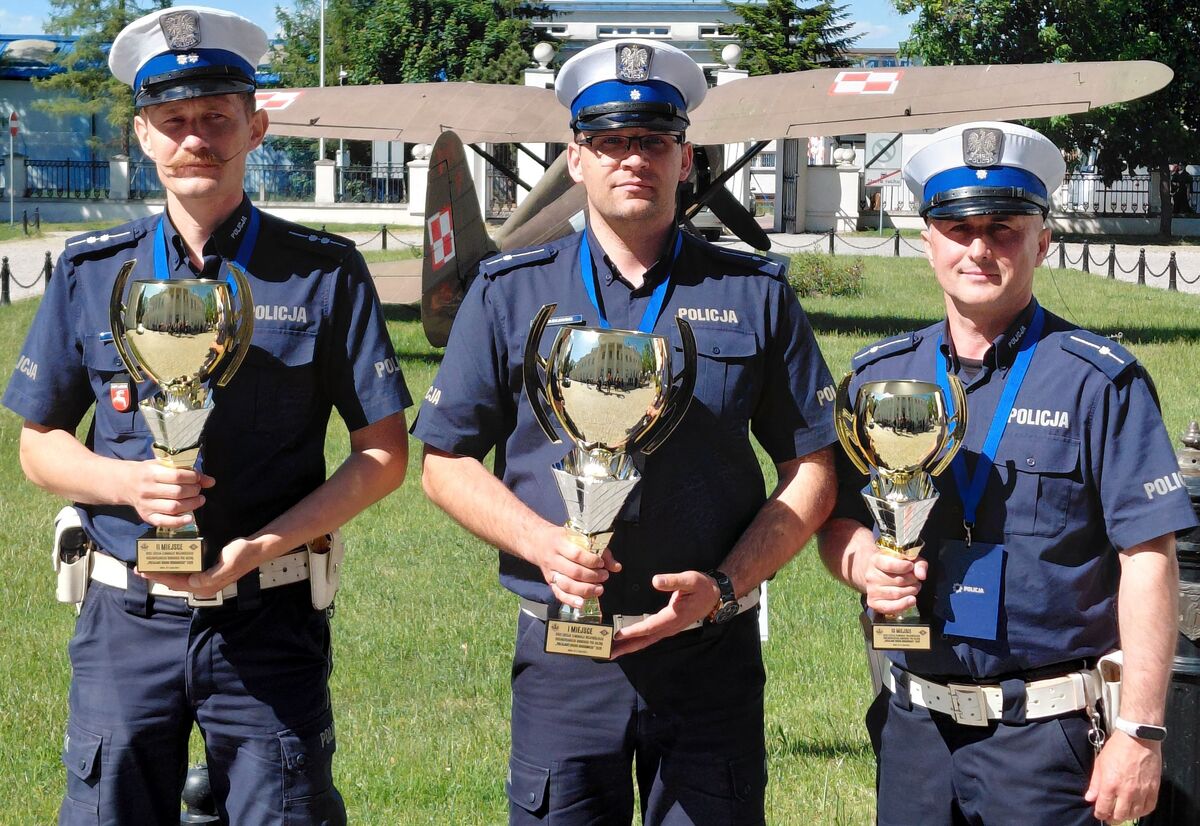 trzech policjantów z pucharami