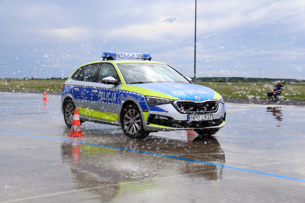 radiowóz na śliskiej nawierzchni na torze 