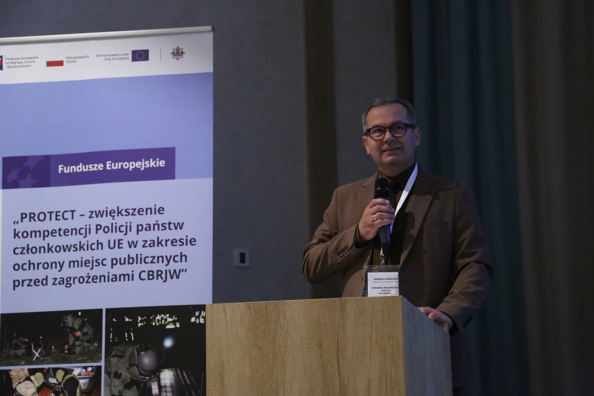 Inspektor Andrzej Mioduna Pierwszy Zastępca Komendanta Wojewódzkiego Policji w Lublinie otwiera konferencję.