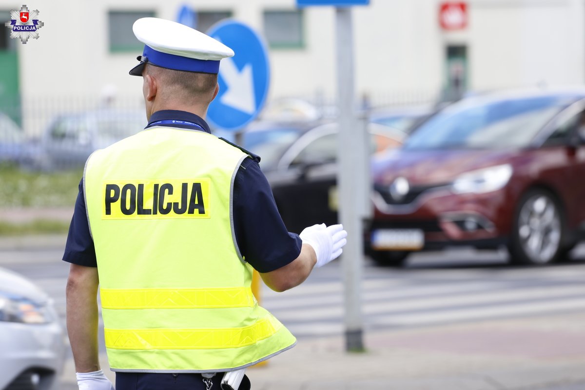 policjant wydziału ruchu drogowego kieruja ruchem 