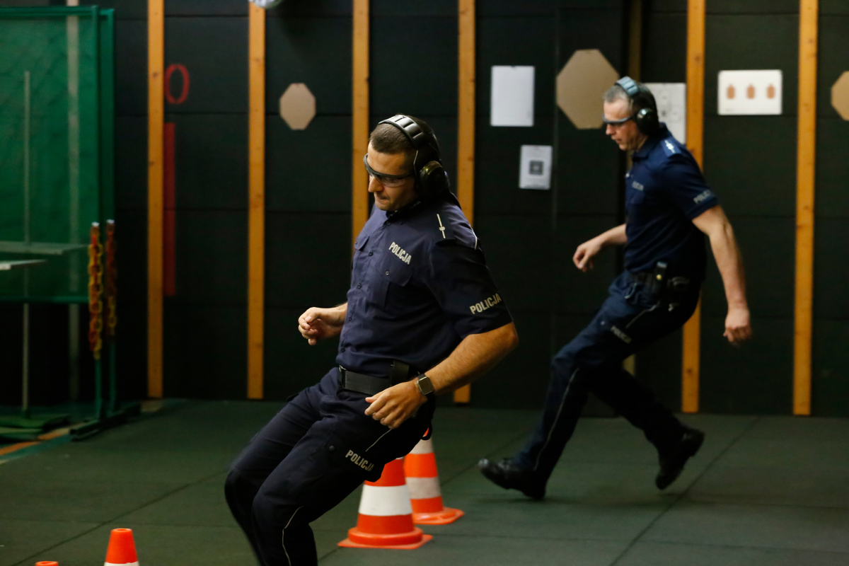 Policjanci biegną na pozycje strzeleckie.