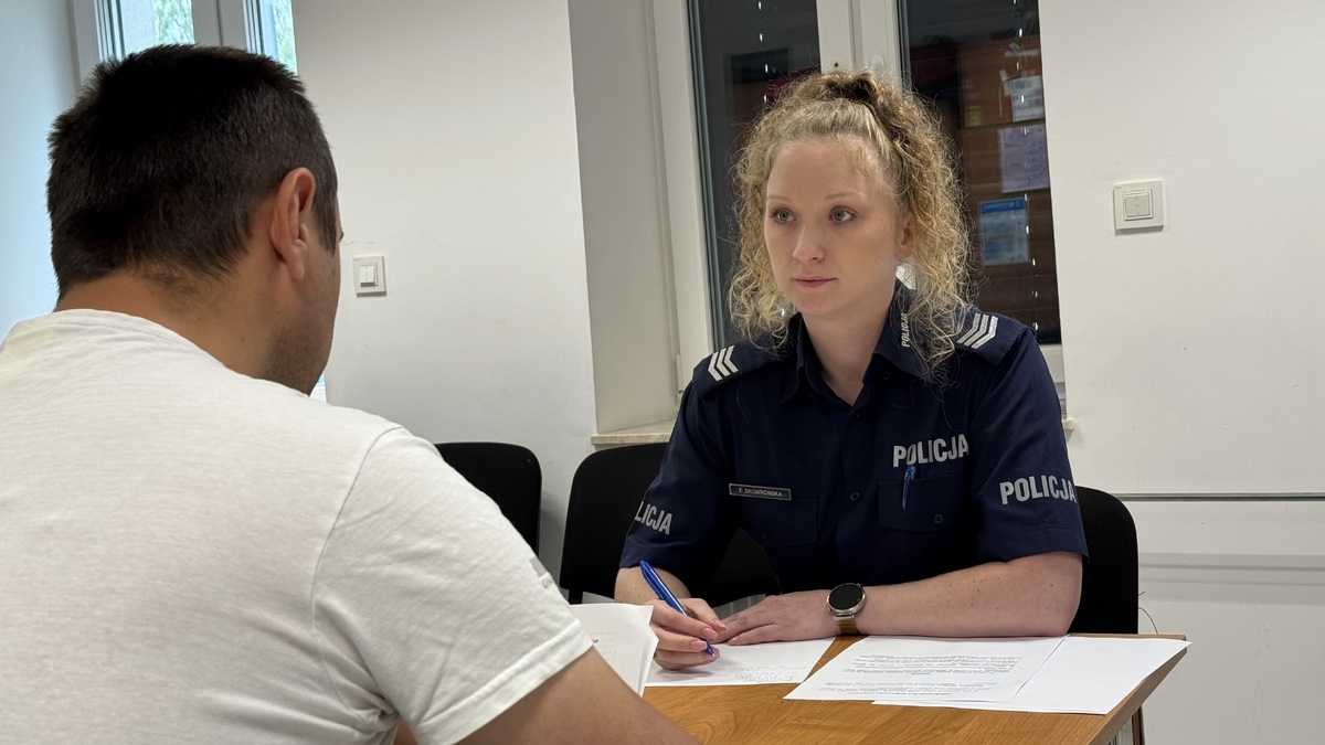Policjantka rozmawia z pozorantem na symulowanym spotkaniu z mieszkańcem.