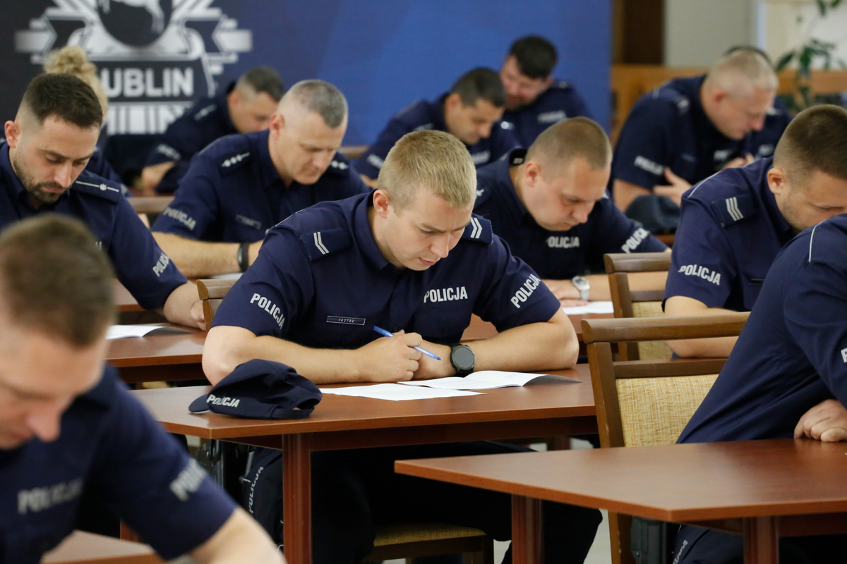 Policjanci rozwiązują testy.