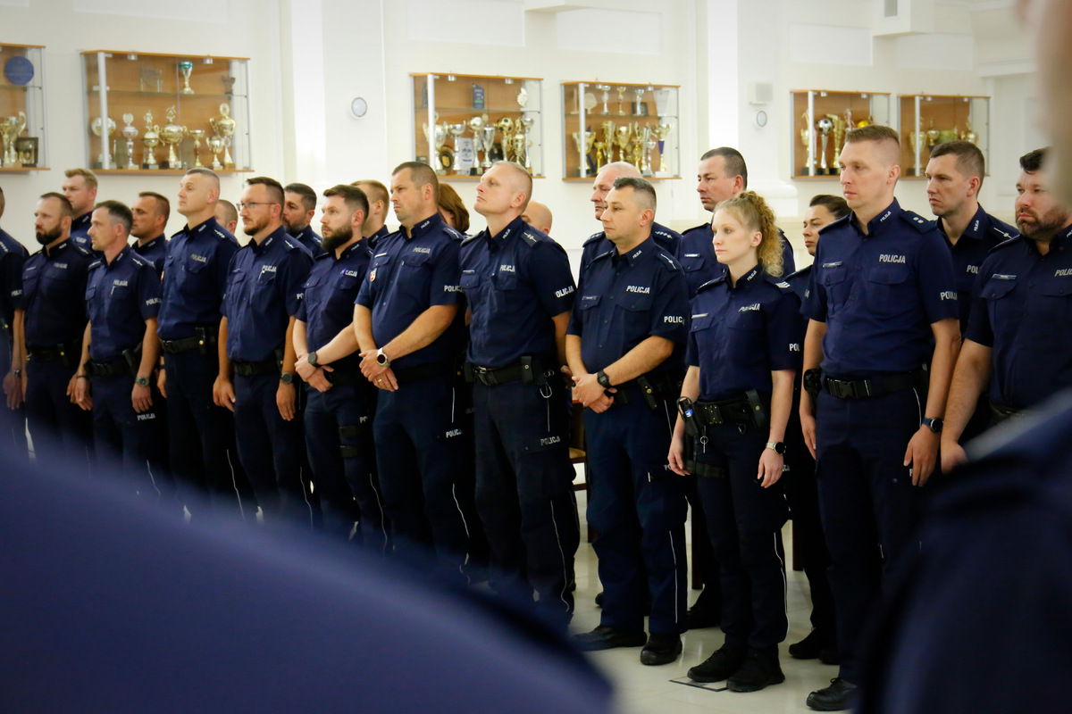 policjanci na uroczystej zbiurce stoją w szeregu 
