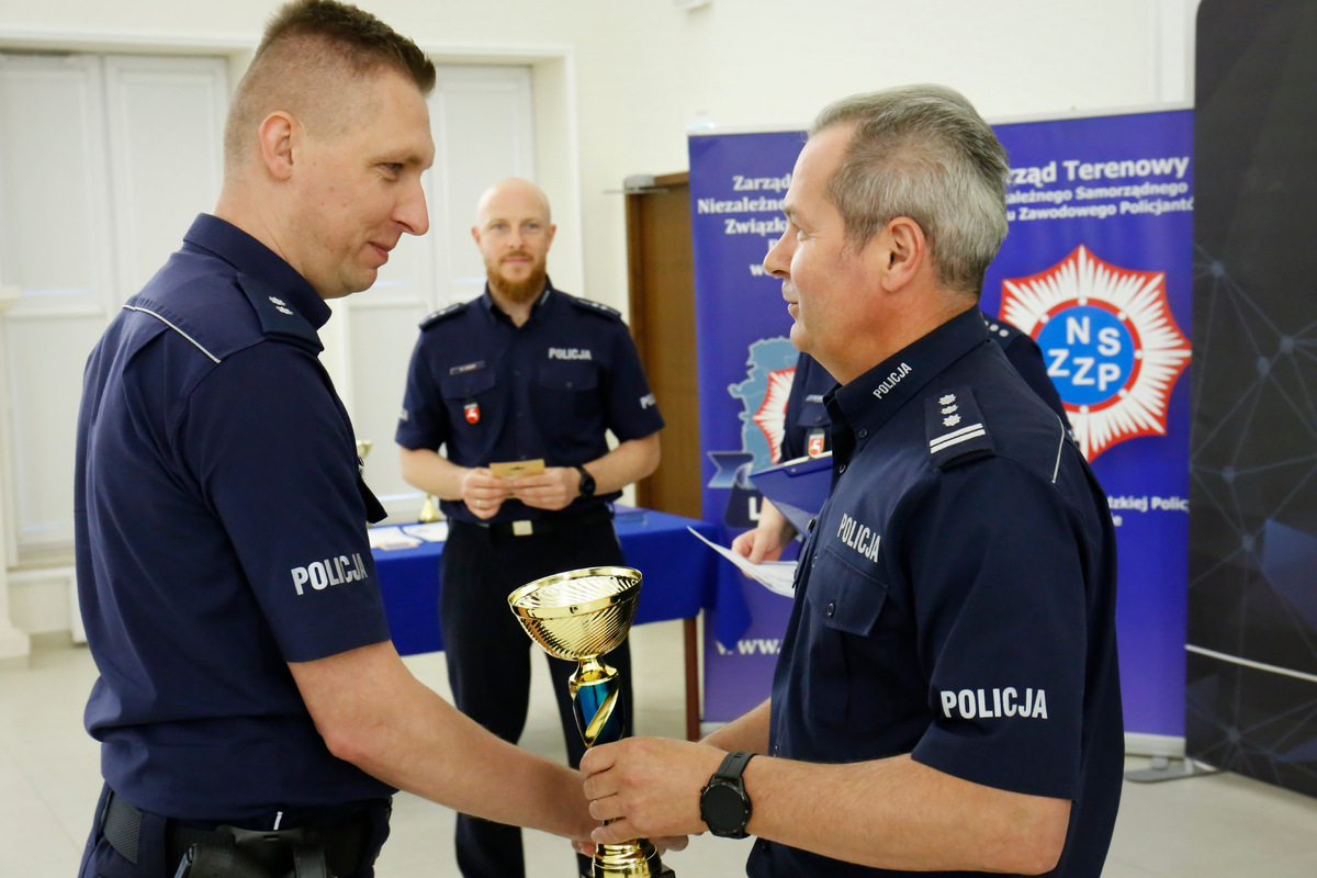 I Zastępca Komendanta Wojewódzkiego Policji w Lublinie instpektor Andrzej Mioduna gratuluje policjantowi