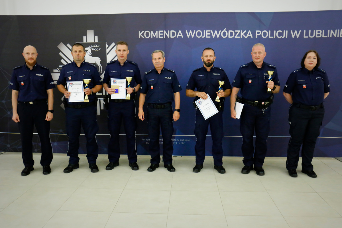 I Zastępca Komendanta Wojewódzkiego Policji w Lublinie instpektor Andrzej Mioduna i laureaci konlkursu 