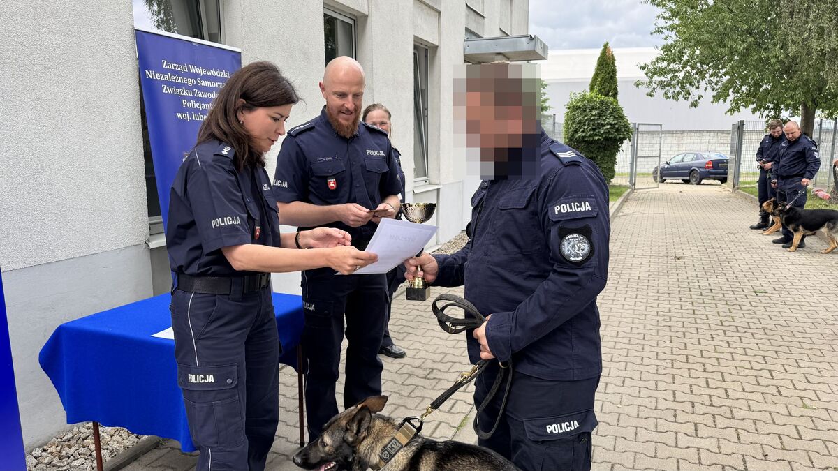 Pani nadkomisarz Dorota Gil wręcza puchar przewodnikowi psa z Komendy Miejskiej Policji w Lublinie.