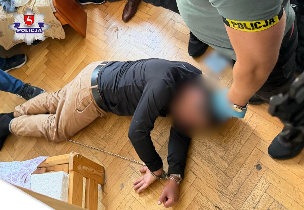 Na podłodze leży zatrzymany mężczyzna z kajdankami zespolonymi podejrzewany o udział w zabójstwie w Białej Podlaskiej.