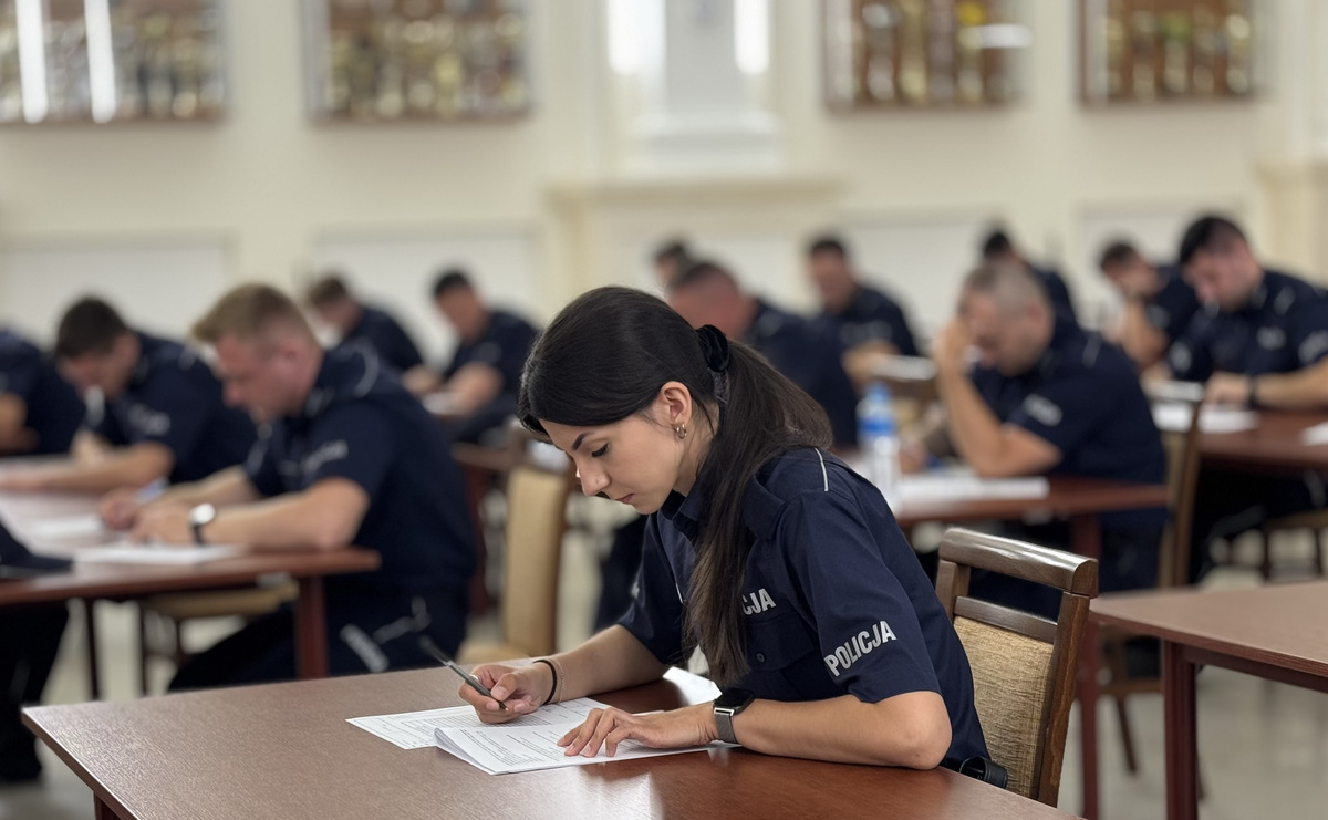 Policjantka rozwiązuje test z wiedzy.