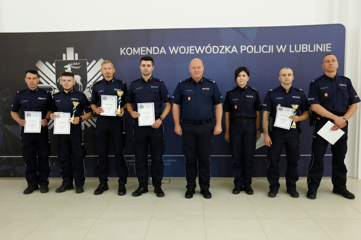 spólne zdjęcie Zastępcy Komendanta Wojewódzkiego Policji w Lublinie młodszego inspektora Jacka Deptusia z najlepszymi policjantami z konkursu Patrol Roku dwa tysiące dwadzieścia sześć.