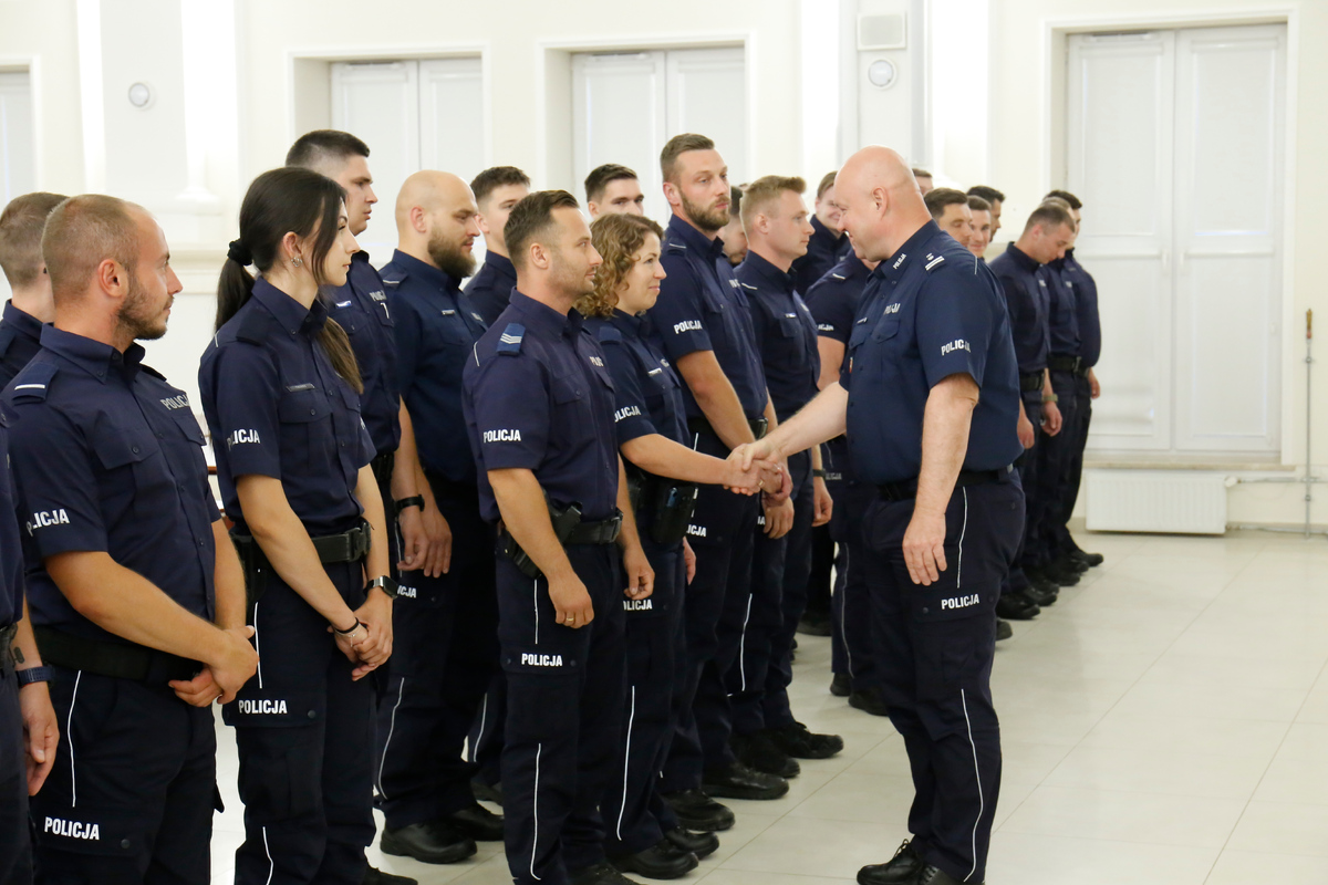 Zastępca Komendanta Wojewódzkiego Policji w Lublinie młodszy inspektor Jacek Deptuś gratuluje pozostałym policjantom udziału w konkursie.