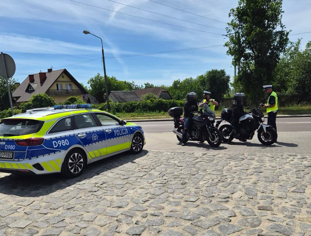 policjanci kontrokują motocyklistów