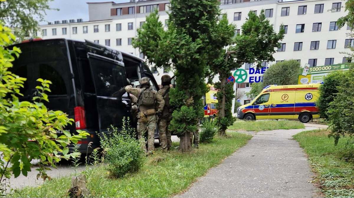 karetka i kontrterrorysci pod blokiem 