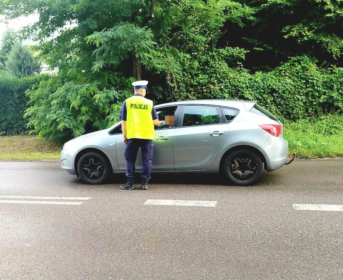 Podczas całodniowej akcji sprawdzamy przede wszystkim stan trzeźwości kierujących oraz to, czy nie znajdują się pod wpływem narkotyków. Niestety kierowanie pojazdem pod wpływem alkoholu to wciąż jedna z przyczyn wypadków, do jakich dochodzi na naszych drogach.   W pierwszym półroczu b.r. na drogach województwa lubelskiego odnotowaliśmy 30 wypadków spowodowanych przez uczestników ruchu drogowego będących pod działaniem alkoholu. 28 wypadków spowodowali nietrzeźwi kierujący pojazdami ( 2 wypadki spowodowali nietrzeźwi piesi). W wyniku tych zdarzeń 3 osoby poniosły śmierć, zaś 33 osoby doznały obrażeń.   Apelujemy o rozsądek i odpowiedzialność – nigdy nie wsiadajmy za kierownicę po alkoholu lub środkach odurzających. Jeśli jesteśmy świadkami takich nieodpowiedzialnych zachowań na drodze – reagujmy. Poinformujmy jak najszybciej Policję by nie dopuścić do tragedii na drodze. 