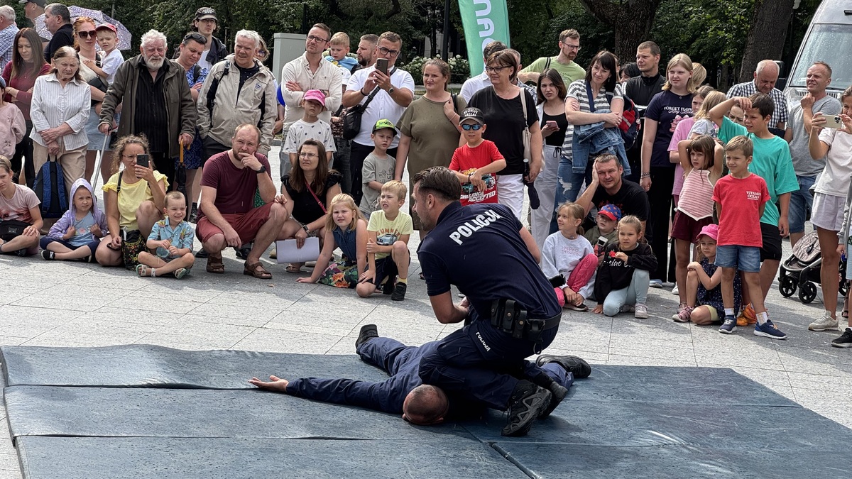 pokaz obezwładniania na macie przy udziale widowni 