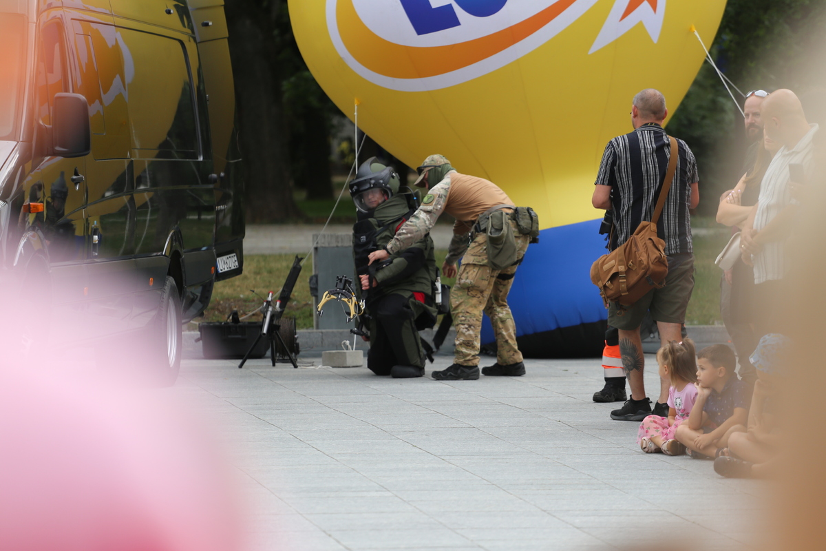 pokaz kontrterrorysty ubranego w specjalny kombinezon