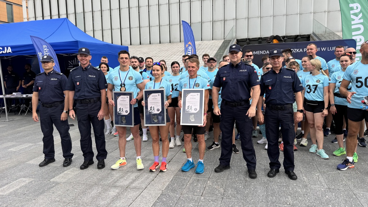 pamiątkowe zdjęcie uczestników biegu oraz kierownictwa policji 