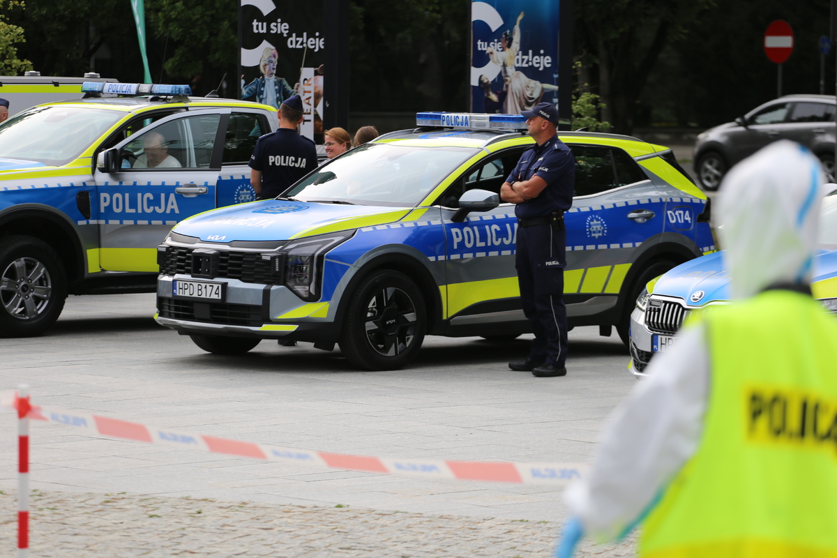 policjanci na tle radiowozów ustawionych do pokazu 