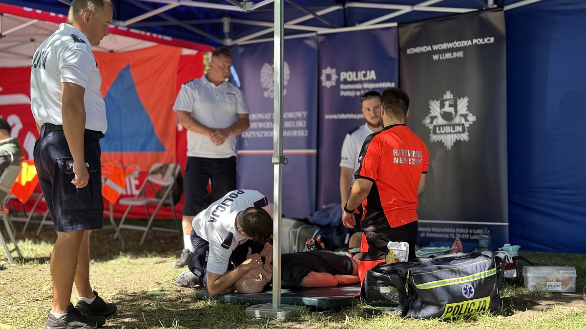 Policjanci prowadzą resuscytację na fantomie.