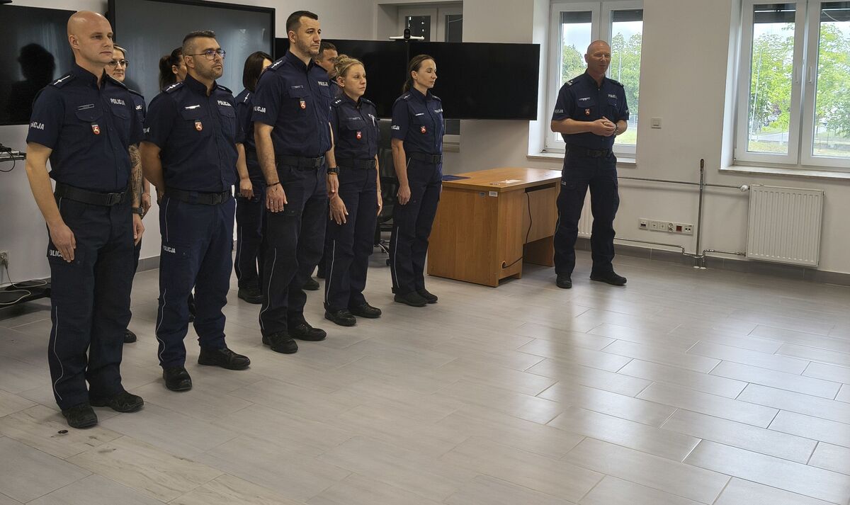 policjanci podczas uroczystego zakończenia szkolenia