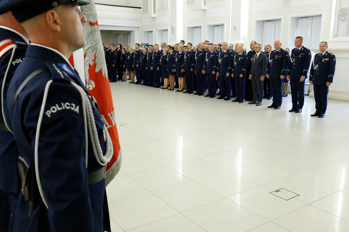 Zdjęcie przedstawia kadrę kierowniczą policji lubelskiej na uroczystej zbiórce w Komendzie Wojewódzkiej Policji w Lublinie.
