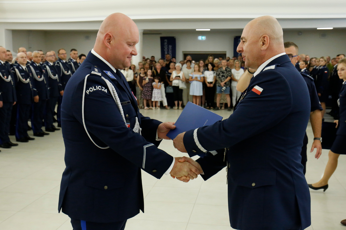 Zastępca Komendanta Głównego Policji nadinsp. dr Rafał Kochańczyk wręcza akt mianowania Zastępcy Komendanta Wojewódzkiego Policji w Lublinie inspektorowi Jackowi Deptusiowi. 