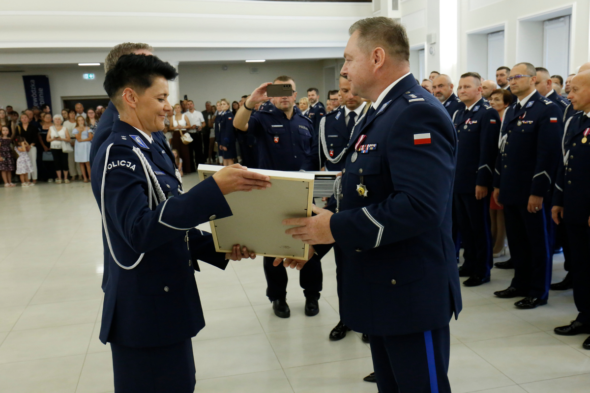 Komendant Wojewódzki Policji w Lublinie inspektor Tomasz Gil wręcza pamiątkowe ryngrafy policjantom. 