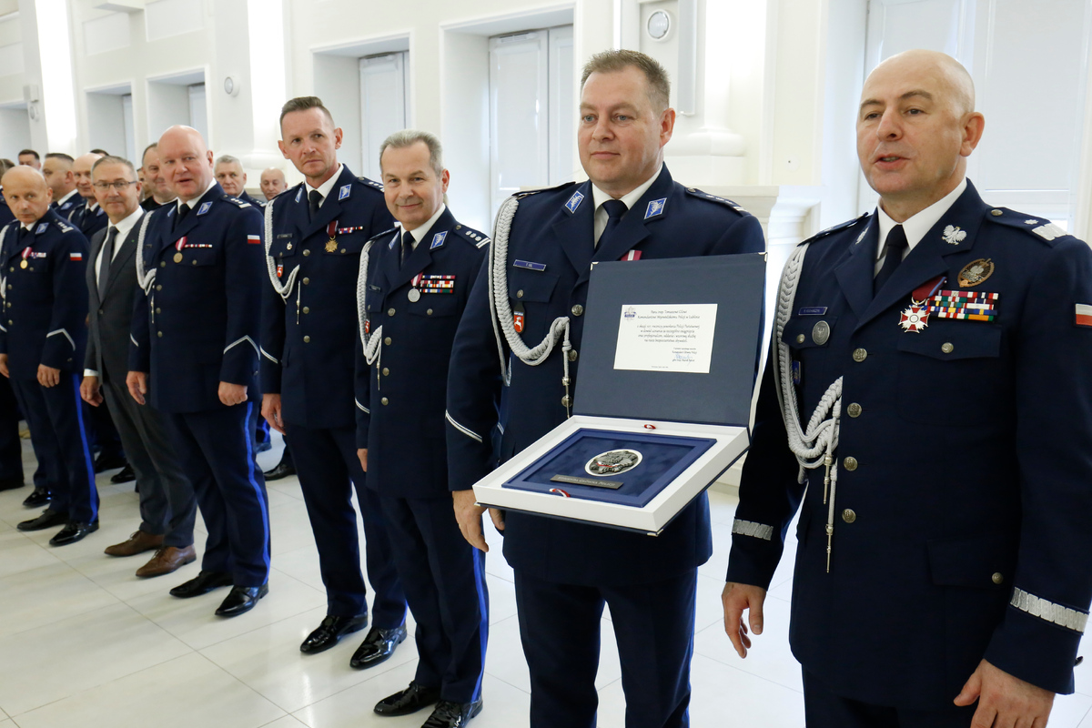 Zastępca Komendanta Głównego Policji nadinsp.dr Rafał Kochańczyk i Komendant Wojewódzki Policji w Lublinie insp. Tomasz Gil, w tle Zastępcy Komendanta Wojewódzkiego Policji w Lublinie