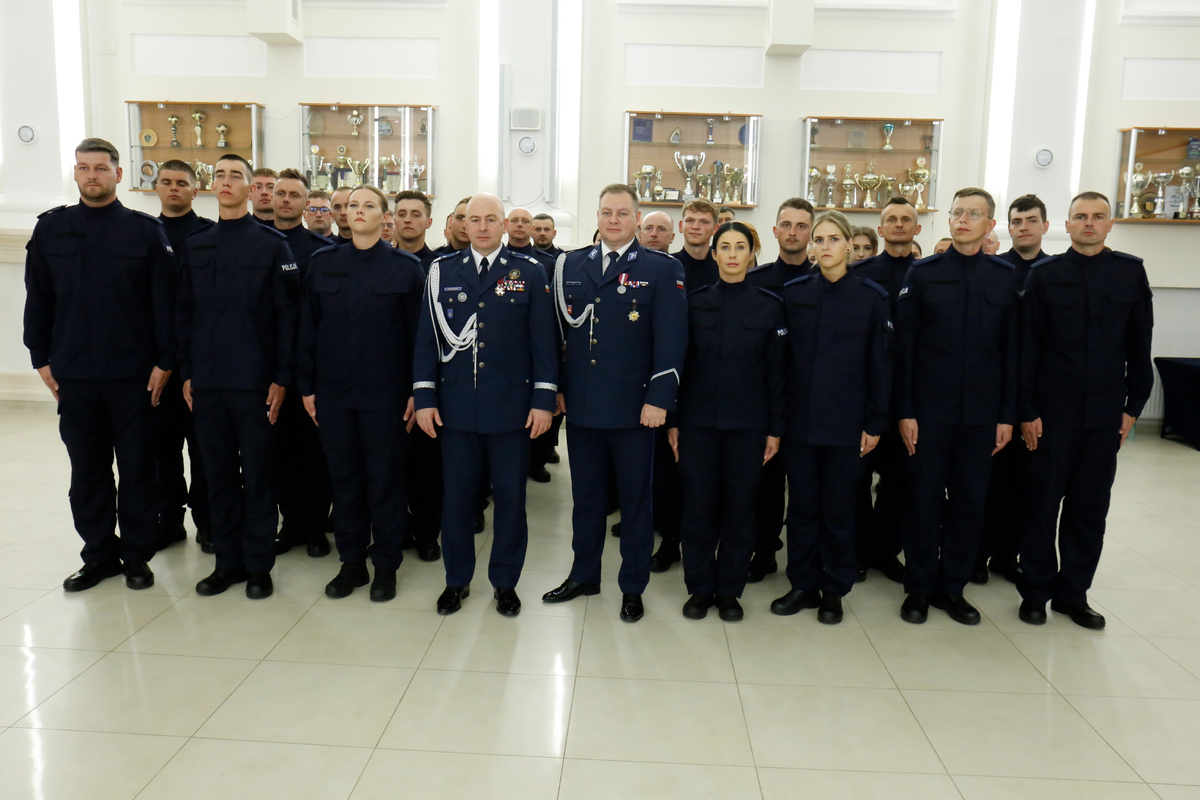 Nowo przyjęci funkcjinariusze wraz z Zastępcą Komendanta Głównego Policji nadinspektorem dr Rafałem Kochańczykiem i Komendantem Wojewódzkim Policji w Lublinie inspektorem Tomaszem Gilem.