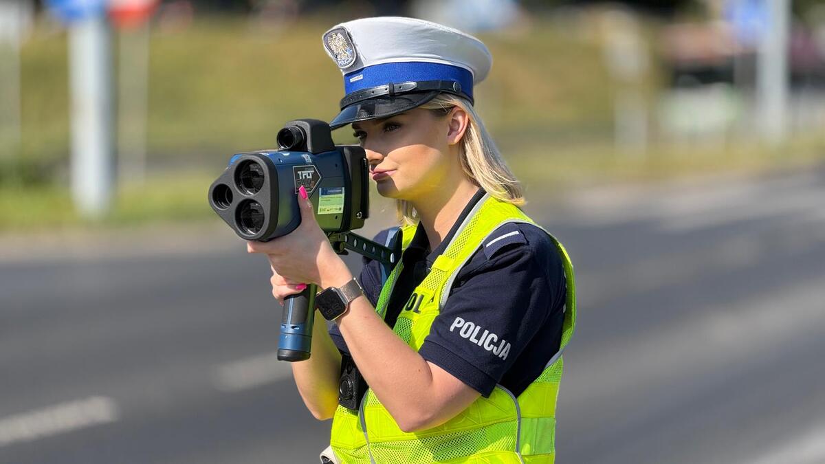 policjantka z miernikiem prędkości