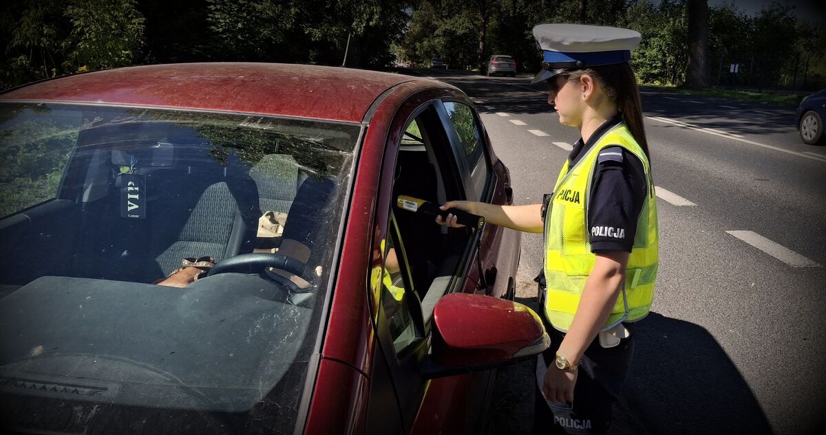 policjantka podczas kontroli trzeźwości na drodze