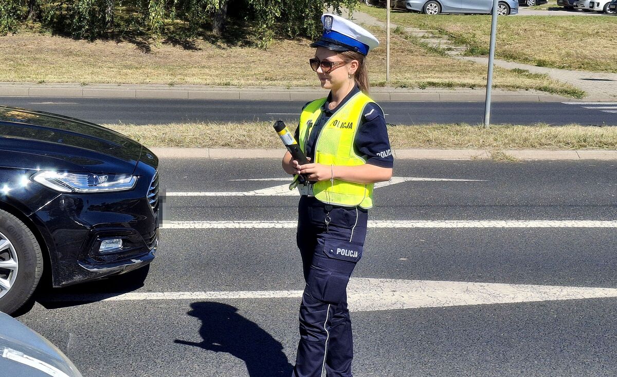 policjantka podczas kontroli trzeźwości na drodze