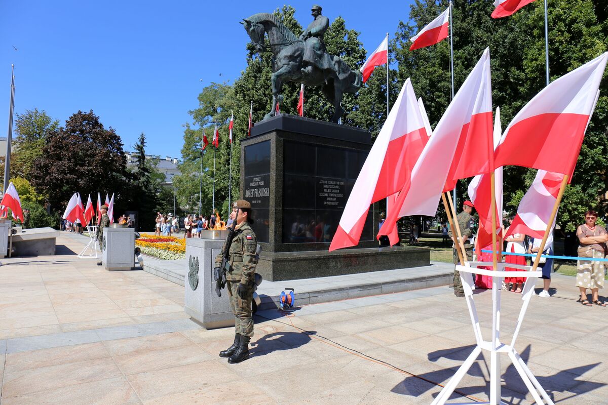 żołnierze podczas wart na placu litewskim przy pomniku