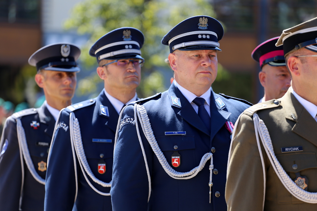 przedstawiciele służb mundurowych na placu litewskim