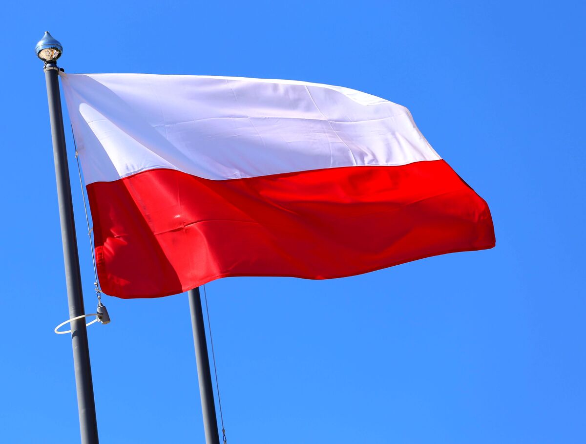 flaga polski na maszcie
