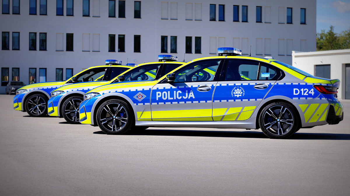 Nowy oznakowany radiowóz marki BMW.