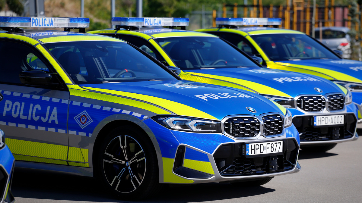 Nowy oznakowany radiowóz marki BMW.