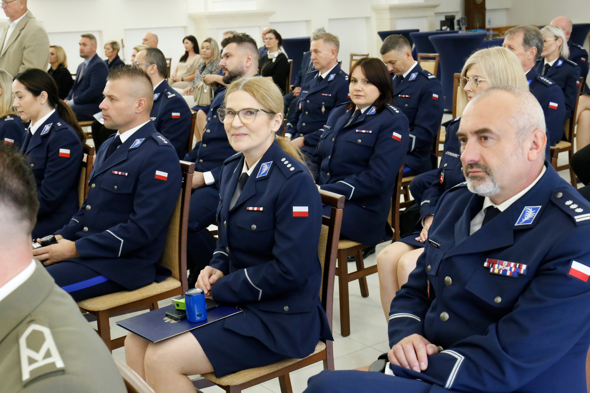 Komendanci Powiatowi, oficerowie prasowi i przedstawiciele szkół siedzą na krzesłach