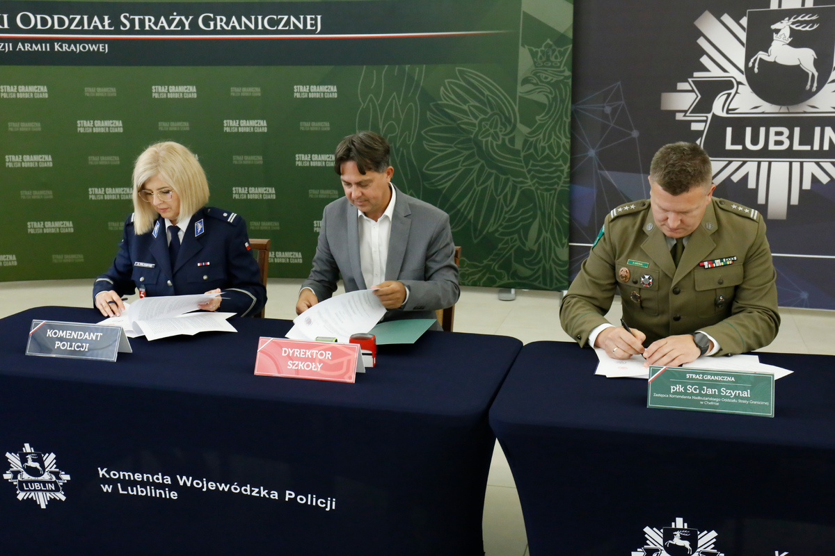Komendant Powiatowy Policji w Puławach podinspektor Agnieszka Falandysz, Dyrektor Zespołu Szkół imienia Jana Koszczyca Witkiewicza w Kazimierzu Dolnym i Zastępca Komendanta Nadbużańskiego Oddziału Straży Granicznej płk SG Jan Szynal podpisują porozumienie